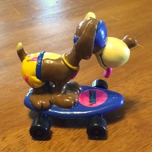 Vtg 1981 Smurf genuine Puppy Skateboard Figure.